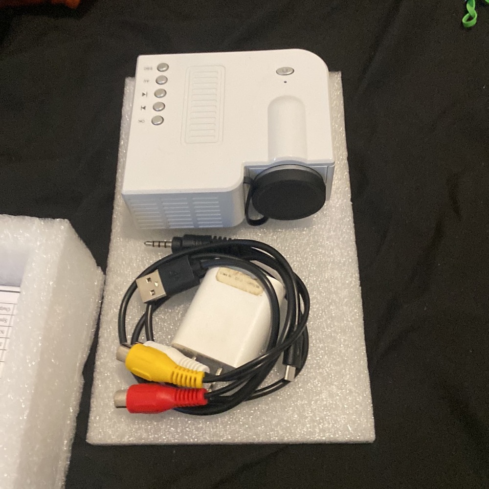 LED Projector - Picture 3 of 5